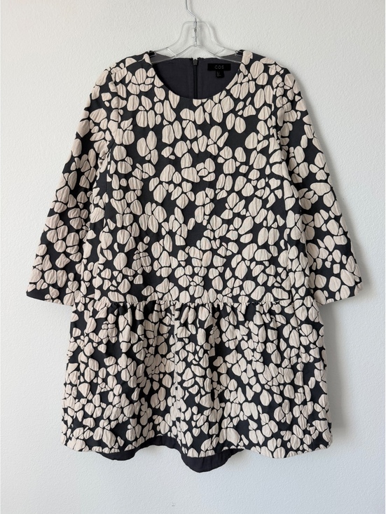 COS Dresses & Skirts - COS 3/4 Sleeve Round Neck Tiered Gray/Cream Textured Jacquard Mini Dress Size 6